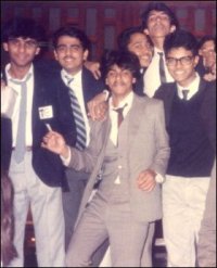 Shahrukh Khan With Friends during college time